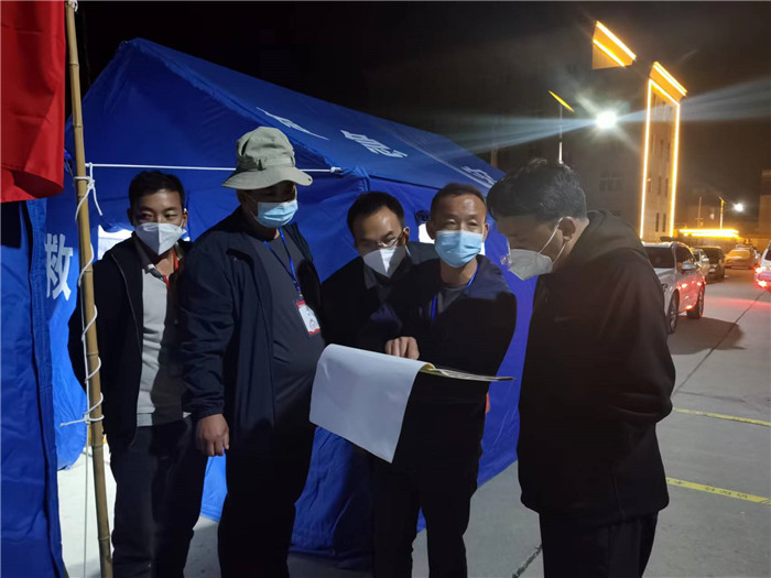 7月19日，甘南州瑪曲縣紀(jì)委監(jiān)委督查組在德吉小區(qū)卡點(diǎn)督導(dǎo)疫情防控工作。仲海濤 攝.jpg