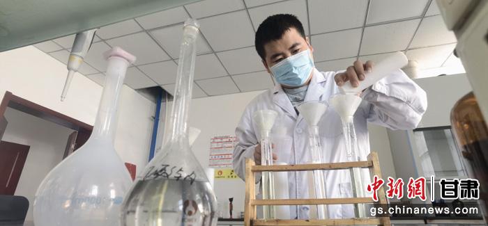 圖為甘肅科技集團(tuán)化工研究院有限責(zé)任公司工作人員正在做實(shí)驗(yàn)。魏建軍 攝