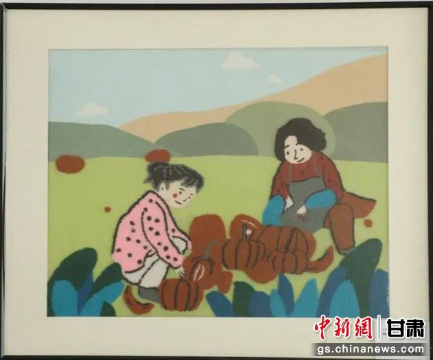 嘉峪關市新城鎮(zhèn)新城村農業(yè)產業(yè)園區(qū)內，母女兩人在摘南瓜。刺繡 馬艾米乃 繡稿 敬紅霞