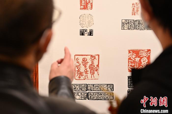 圖為甘肅蘭州，參展作品吸引參觀者。 中新社記者 李亞龍 攝