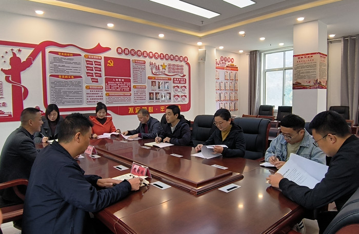 10月19日，康縣紀委監(jiān)委組織部分班子成員，辦公室、信訪室、案管室、審理室、紀檢監(jiān)察室等相關工作人員開展黨的二十大報告專題討論。.jpg