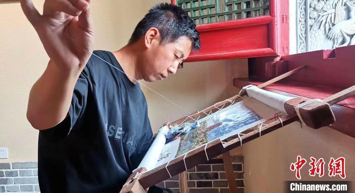 圖為甘肅天水市武山刺繡非遺代表性傳承人劉云帆專心刺繡。(資料圖) 甘肅省非遺保護(hù)中心供圖