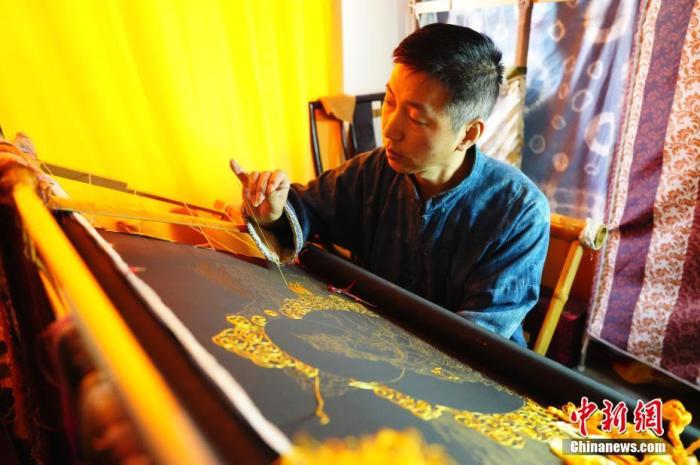 系統(tǒng)性挖掘整理古代敦煌刺繡，是甘肅天水市級(jí)非遺代表性項(xiàng)目武山刺繡代表性傳承人劉云帆這兩年最緊要的工作之一。圖為劉云帆在創(chuàng)作富含敦煌刺繡元素的作品。 中新社發(fā) 謝秉錫 攝 