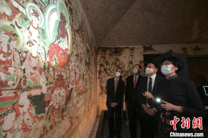 2022年8月23日，“敦煌：千載情緣的故事”展覽在香港開幕。圖為展覽現(xiàn)場，嘉賓們一同觀展?！《鼗脱芯吭汗﹫D