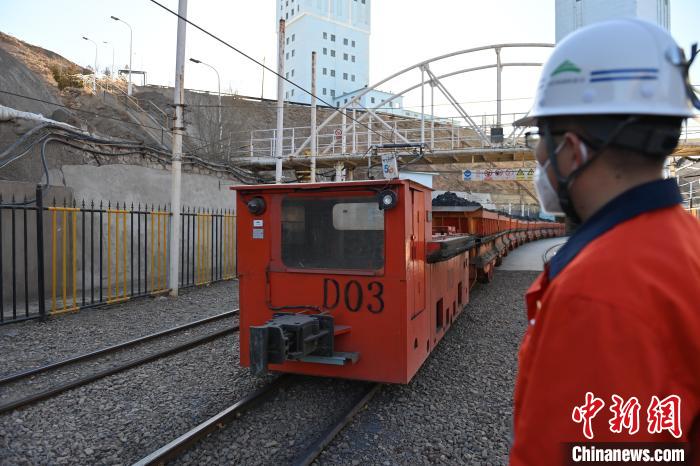 圖為工作人員正在觀察車輛運(yùn)行情況。　李亞龍 攝