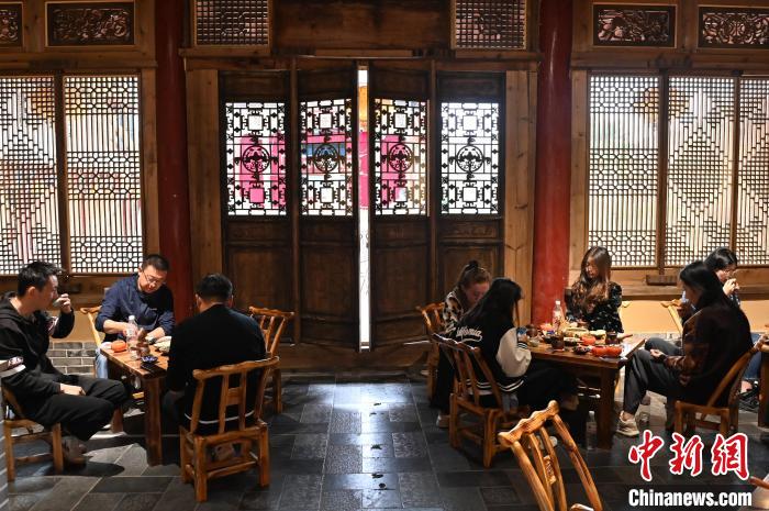 圖為甘肅天水市秦州區(qū)平南鎮(zhèn)蘇灣村民俗莊園內(nèi)的“圍爐煮茶”網(wǎng)紅打卡點。(資料圖) 李亞龍 攝