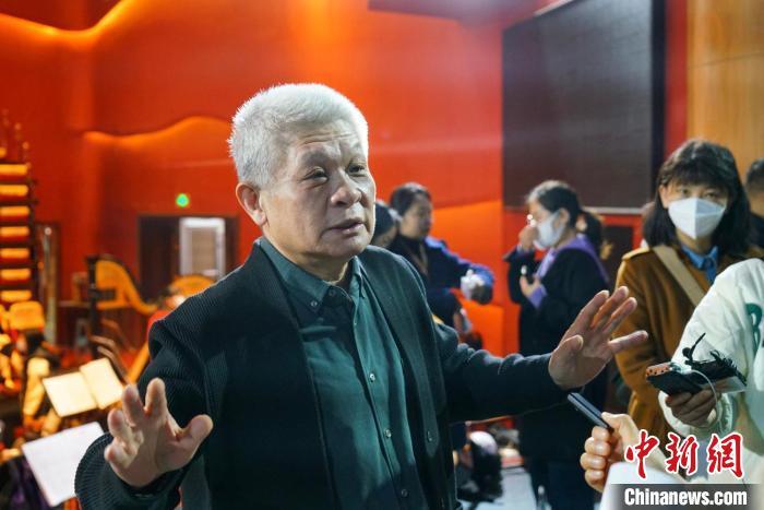 該劇導演蔣力向媒體介紹相關情況。　丁思 攝