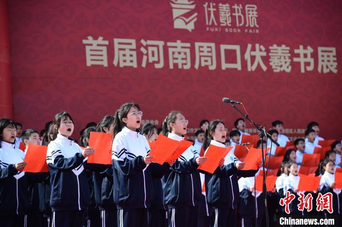 圖為學(xué)生們在開幕式上誦讀經(jīng)典。　梁照曾 攝