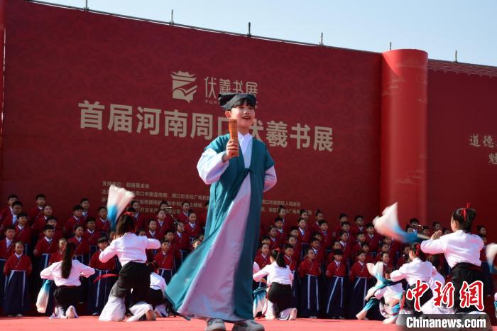 圖為學(xué)生們在開幕式上誦讀經(jīng)典?！×赫赵?攝