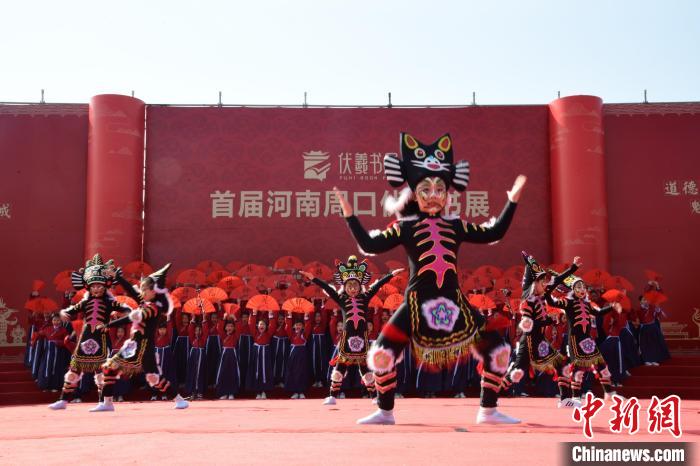 圖為首屆周口伏羲書展開幕式表演。　梁照曾 攝