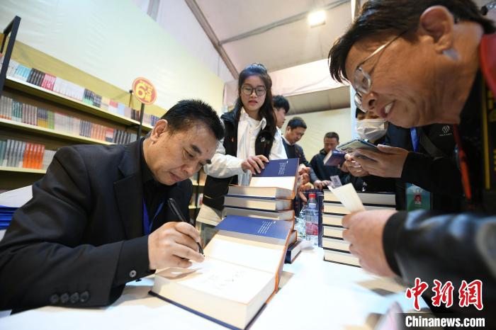圖為作家王躍文現(xiàn)場簽名售書?！×赫赵?攝