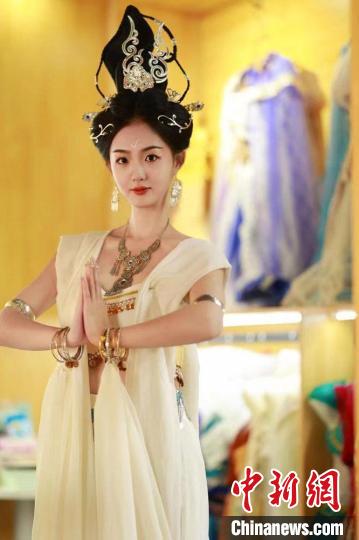 圖為身著“飛天裝”的敦煌大漠“逐舞者”奧楠。(資料圖) 敦煌市委宣傳部供圖