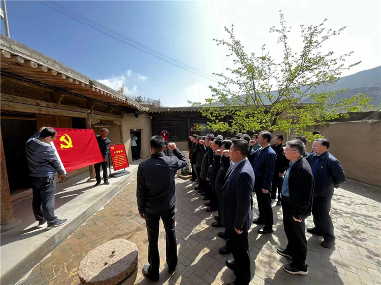 圖為臨夏州紀(jì)委監(jiān)委組織黨員干部在東鄉(xiāng)縣布塄溝黨史教育基地開展革命教育活動(dòng)，賡續(xù)紅色血脈、汲取奮進(jìn)力量、激發(fā)干事熱情。.png