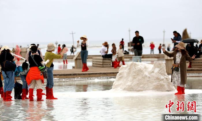 圖為游客在茶卡鹽湖拍照?！⊙Φ?攝