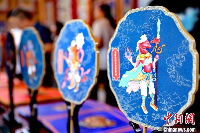 圖為唐卡延伸產(chǎn)品?！⊙Φ?攝