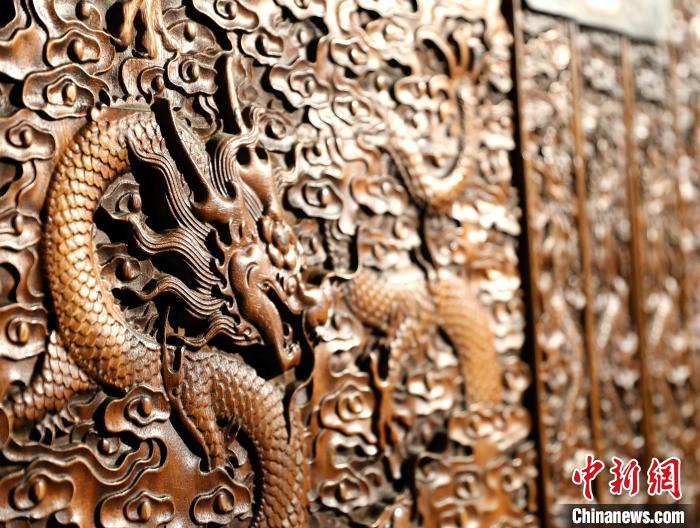 圖為青海永錄民俗博物館內(nèi)珍藏的中式家具細(xì)節(jié)展示。　薛蒂 攝