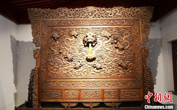 圖為青海永錄民俗博物館內(nèi)珍藏的中式家具?！⊙Φ?攝