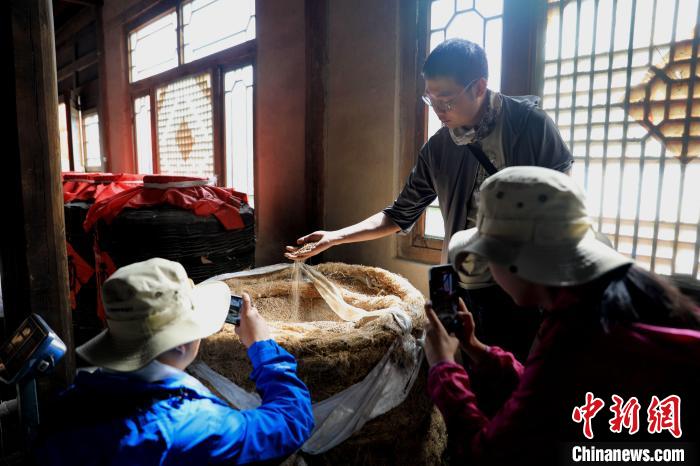 圖為青稞酒文化展示?！⊙Φ?攝