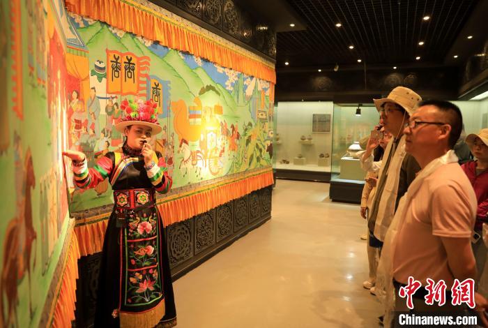 圖為媒體記者了解土族文化?！⊙Φ?攝