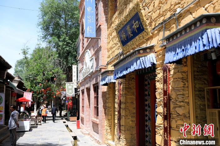 圖為平安驛·河湟民俗文化體驗地的門店。　薛蒂 攝