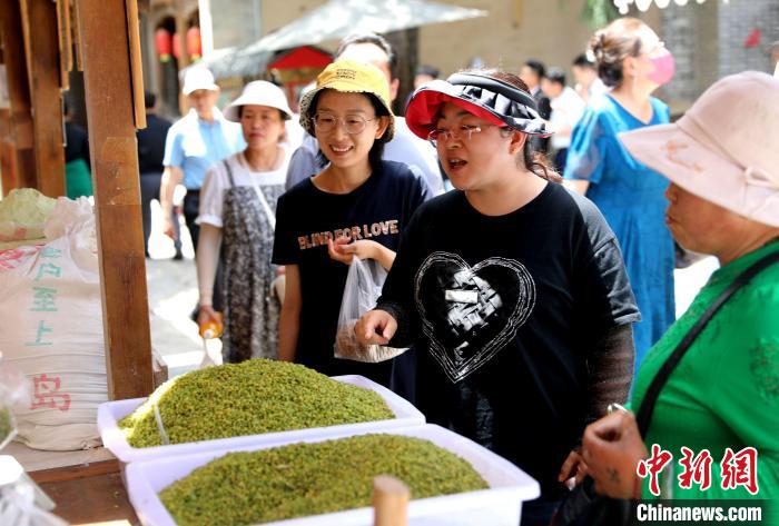 圖為民眾購買青海特色小吃。　薛蒂 攝