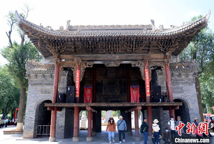 圖為平安驛·河湟民俗文化體驗地的戲樓。　薛蒂 攝