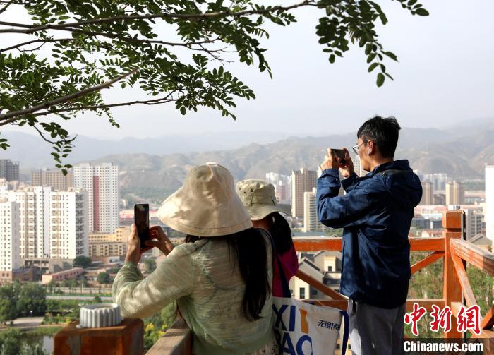 圖為媒體記者登頂朝陽山?！⊙Φ?攝