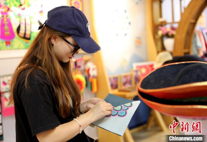 圖為民眾體驗國家級非遺項目盤繡技藝?！⊙Φ?攝