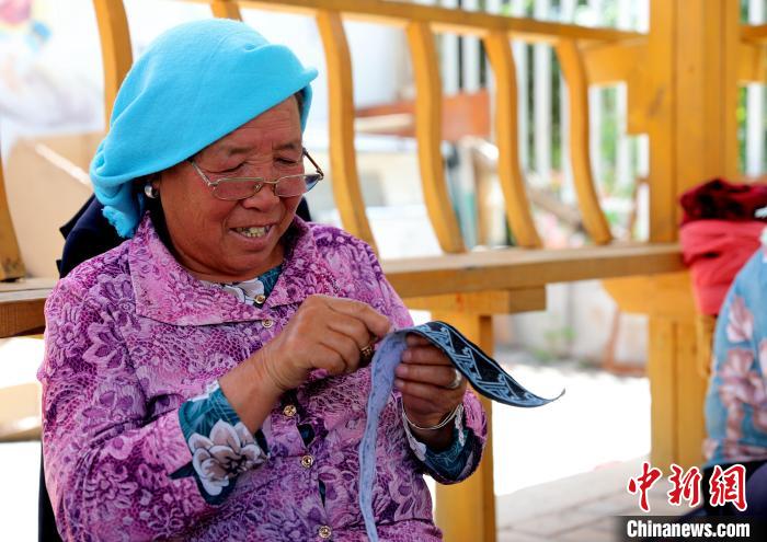 圖為繡娘在土族盤繡園內(nèi)制作盤繡?！⊙Φ?攝