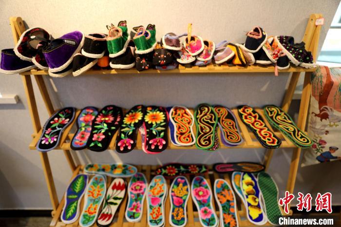 圖為盤繡作品?！⊙Φ?攝