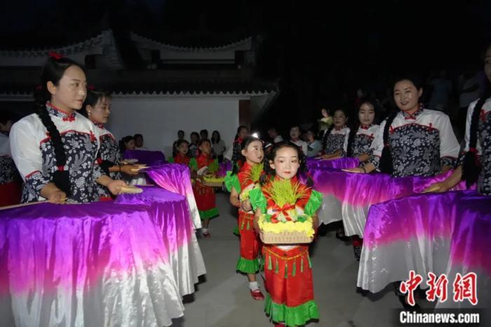 甘肅省西和縣姜席鎮(zhèn)晚霞湖畔，當(dāng)?shù)孛耖g舉行盛大的乞巧儀式。魏朵朵 攝