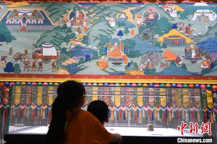 8月20日，兩名小觀眾參觀大型歷史題材卷軸唐卡“涼州會(huì)盟”?！〈魑牟?攝