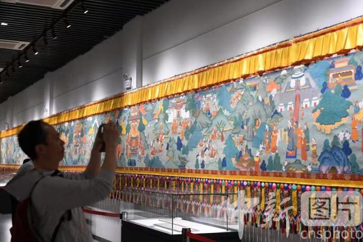 圖為觀眾觀看唐卡《涼州會盟》。 中新社記者 戴文昌 攝