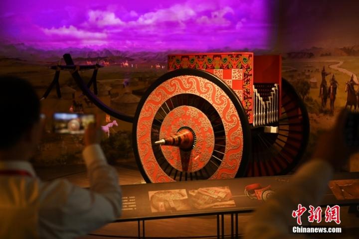 8月16日，甘肅省天水市張家川回族自治縣馬家塬車輿博物館內(nèi)，游客拍攝等比例的戰(zhàn)國西戎車輿復(fù)制品。