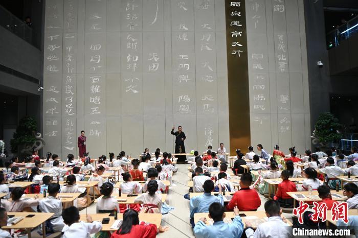 圖為9月7日，甘肅簡(jiǎn)牘博物館開(kāi)館儀式在蘭州舉行，小朋友們學(xué)習(xí)書(shū)寫(xiě)簡(jiǎn)牘中的文字。　中新社記者 九美旦增 攝