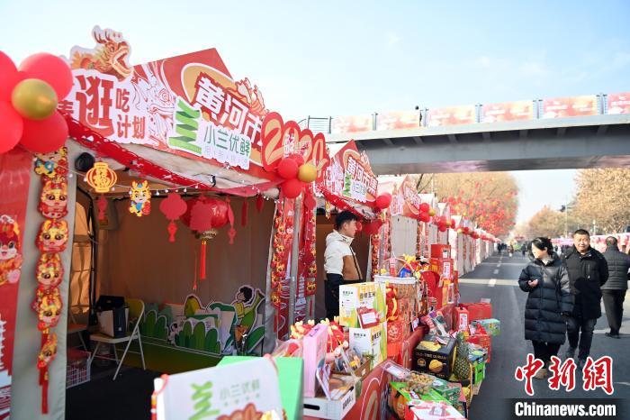 1月30日，蘭州黃河畔的年貨集市吸引顧客選購(gòu)年貨。九美旦增 攝</p><p>