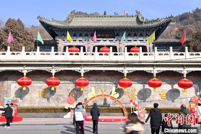 1月30日，裝扮一新的蘭州白塔山公園節(jié)日氛圍濃厚。九美旦增 攝</p><p>