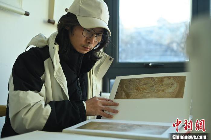 圖為季茂杰研究敦煌文化相關(guān)書籍。李亞龍 攝</p>
<p>