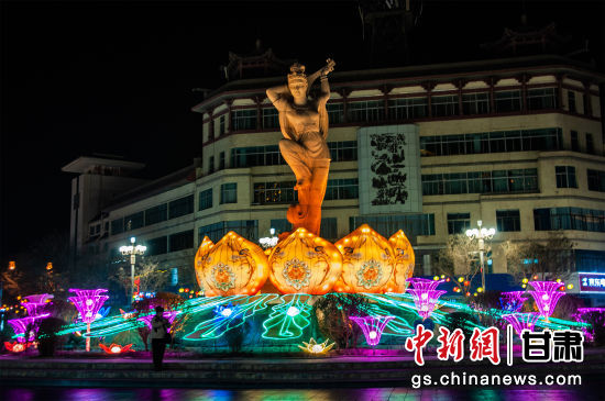2024年春節(jié)期間，敦煌市中心盤(pán)旋路上的反彈琵琶燈組。王斌銀 攝