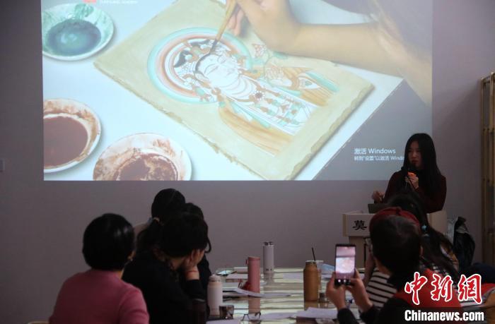 2023年2月，在敦煌研究院莫高學堂，研學導師給學員講授敦煌壁畫臨摹技法?！　垥粤?攝