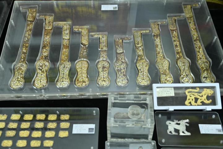 張家川馬家塬出土的金帶飾、大角羊、人形鉛俑及狼形銀車輿飾等文物。