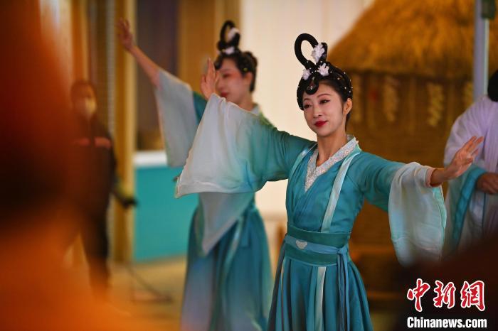 圖為工作人員進(jìn)行舞蹈表演。李亞龍 攝</p>
<p>