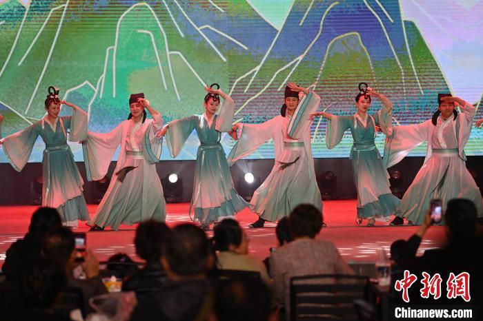 圖為工作人員進行舞蹈表演。李亞龍 攝