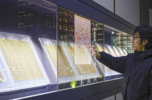 3月6日，工作人員在荊門市博物館新館內(nèi)楚簡展廳展示使用互動裝置。新華每日電訊記者　胡競文