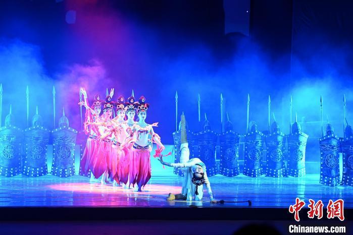 2023年2月18日，蘭州歌舞劇院創(chuàng)排的大型舞劇《大夢敦煌》?！　【琶赖┰?攝