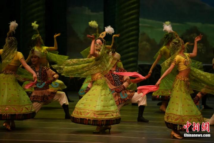 2024年2月23日晚，中國(guó)經(jīng)典舞劇《絲路花雨》在甘肅蘭州演出恭賀新春。李亞龍 攝