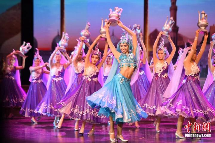 《絲路花雨》外國(guó)演員在波斯酒舞中領(lǐng)舞。楊艷敏 攝