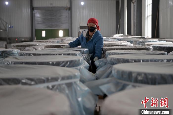 5月10日，工作人員檢查裝有酒糟的壇子。九美旦增　攝