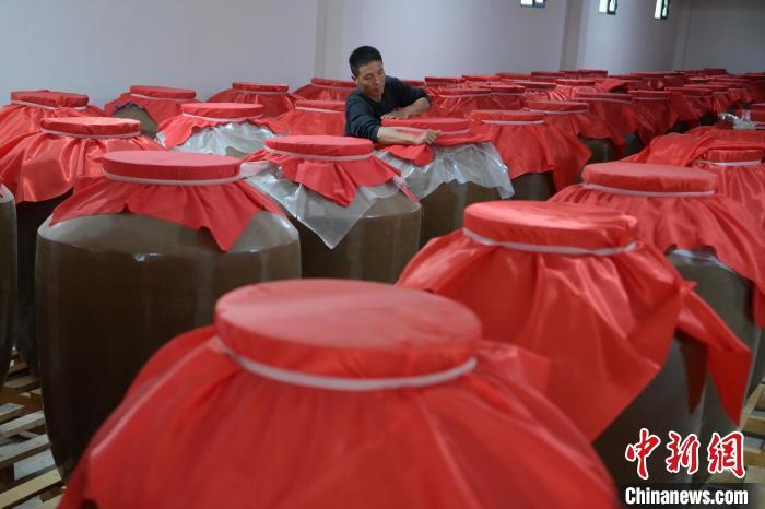 圖為5月10日，工作人員在儲酒庫檢查酒缸密封性。九美旦增　攝