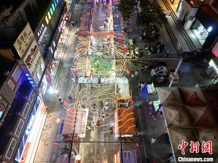 圖為明清街夜市燈光點亮具有武威文化元素的“銅奔馬”彩燈。(無人機照片) 　戴文昌 攝</p><p>